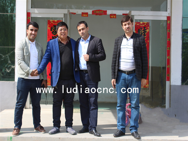俄羅斯老客戶再次親自上門購(gòu)木工雕刻機(jī)